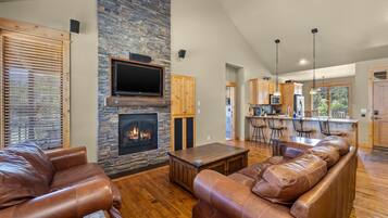 Smart-TV, peis, DVD-spiller og kontorer