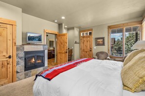2 bedrooms, desk, iron/ironing board, free WiFi - Elegant Cabin Retreat at Brasada Ranch | Golf Views, Private Decks & Resort Perks (Powell Butte)