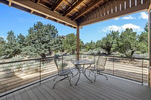 Outdoor dining - Elegant Cabin Retreat at Brasada Ranch | Golf Views, Private Decks & Resort Perks (Powell Butte)
