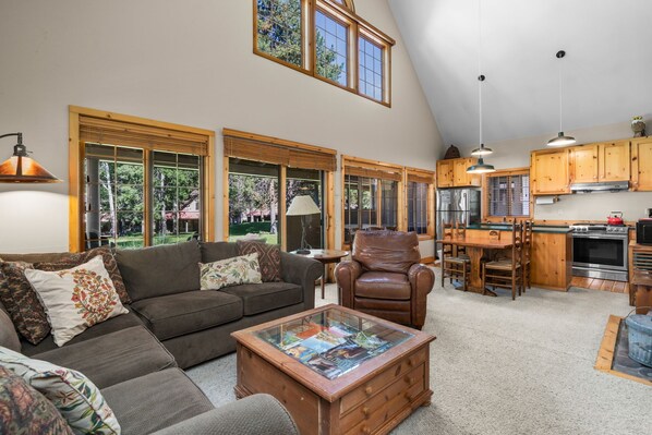 Smart TV, fireplace, DVD player