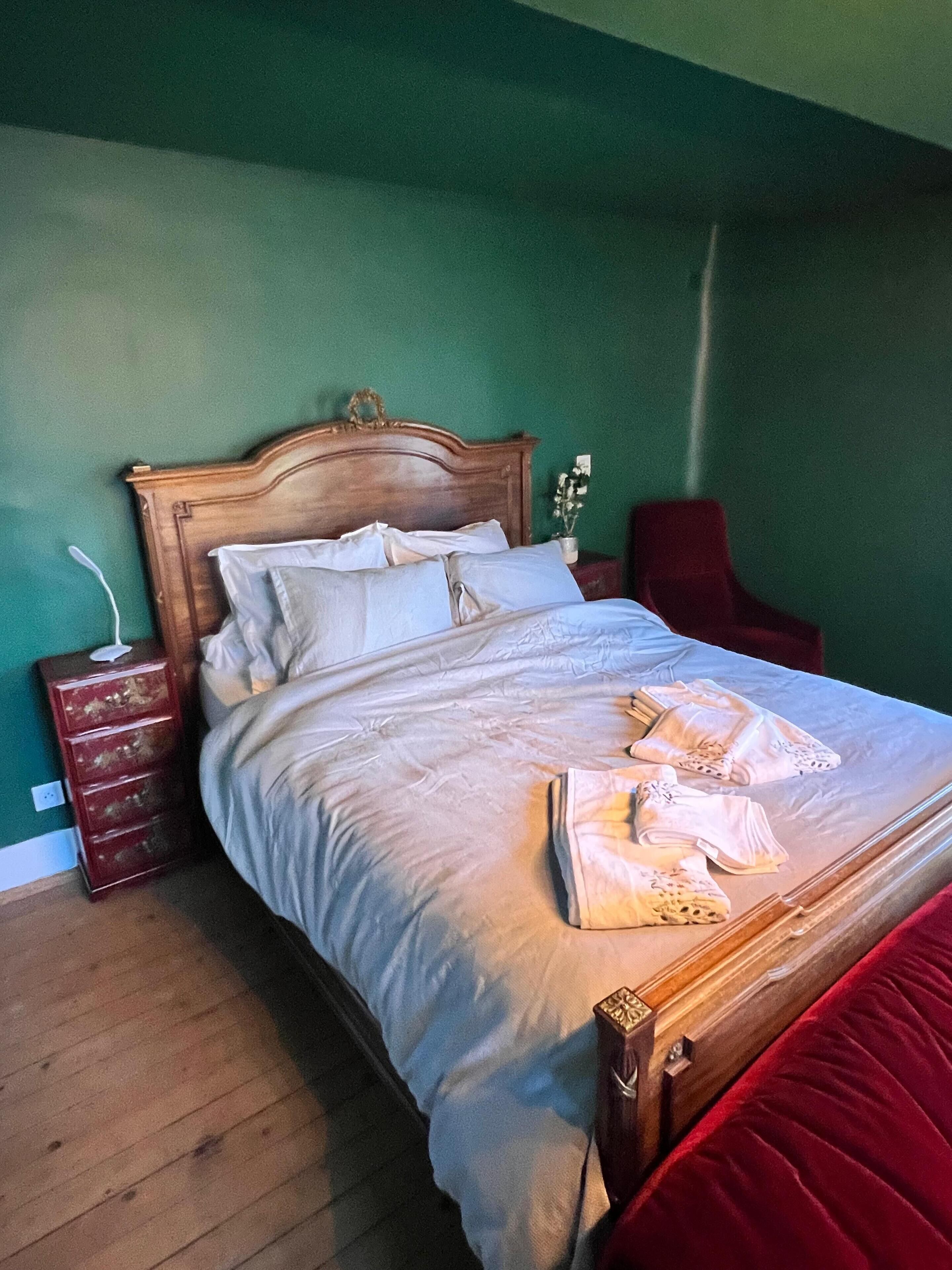 4 bedrooms, iron/ironing board, WiFi, bed sheets
