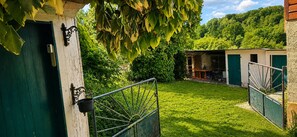 Terrace/patio - The Pianist's Stove Retreat: A Colorful, Artistic Country House & Garden (Montmeillant)