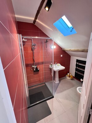 Hair dryer, soap - The Artists' Refuge (Montmeillant)