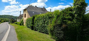 Property grounds - The Pianist's Stove Retreat: A Colorful, Artistic Country House & Garden (Montmeillant)