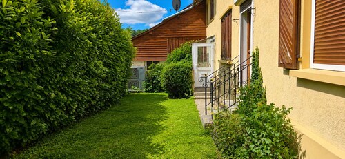 The Pianist's Stove Retreat: A Colorful, Artistic Country House & Garden