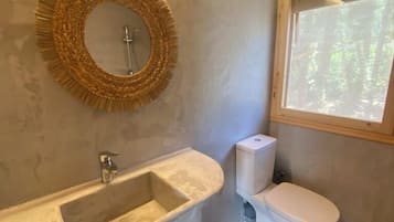 Familiebungalow - udsigt til gårdsplads | Badeværelse