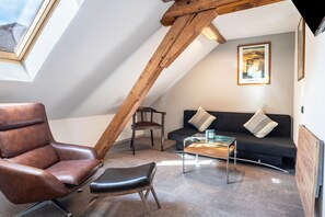 Een televisie en een stereo