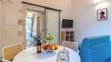 Deluxe Apartment, Bay View | Living area