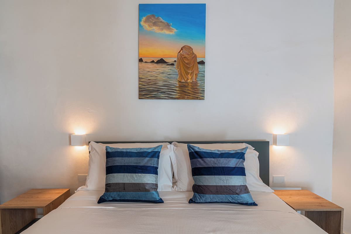 Deluxe Apartment, Bay View | In-room safe, desk, laptop workspace, blackout drapes
