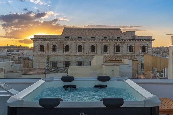 Jetted bathtub