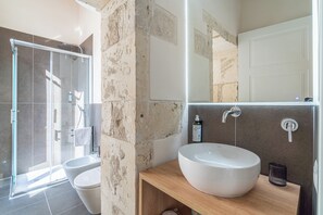 Deluxe-Apartment, Buchtblick | Badezimmer | Haartrockner, Hausschuhe, Handtücher, Seife