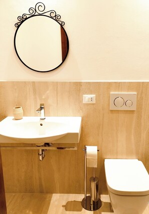 Douche, bidet, papier toilette