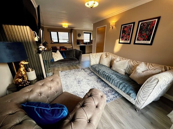 Smart-TV, Kamin, Bücher