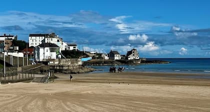Caryis by the Sea
Modern newly renovated central location home 150m from beach.