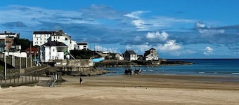 Caryis by the Sea
Modern newly renovated central location home 150m from beach.