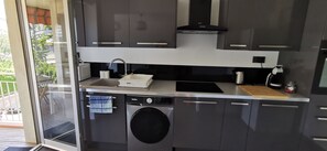 Kühlschrank, Mikrowelle, Ofen, Herdplatte