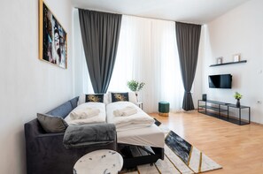 Design-lejlighed - kæledyr tilladt - byudsigt | Opholdsområde | 43-tommers smart-tv med digitale kanaler