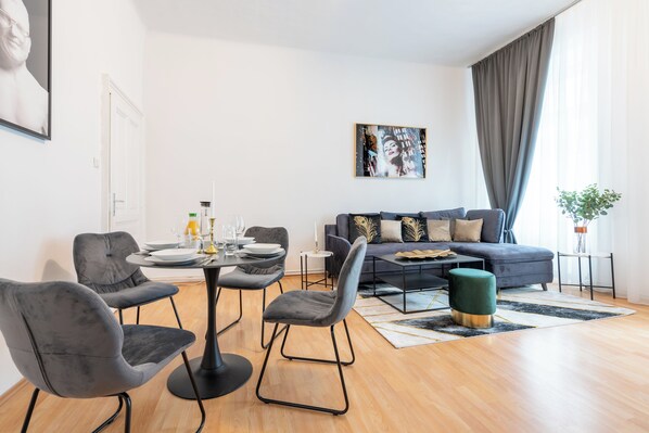 Departamento de diseñador, se aceptan mascotas, vista a la ciudad | Área de sala de estar | Smart TV de 43 pulgadas con canales digitales