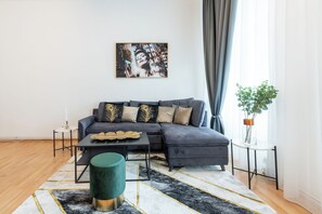 ดีไซน์อพาร์ทเมนท์, นำสัตว์เลี้ยงเข้าได้, วิวเมือง | บริเวณนั่งเล่น | สมาร์ททีวี 43 นิ้ว พร้อมช่องดิจิตอล