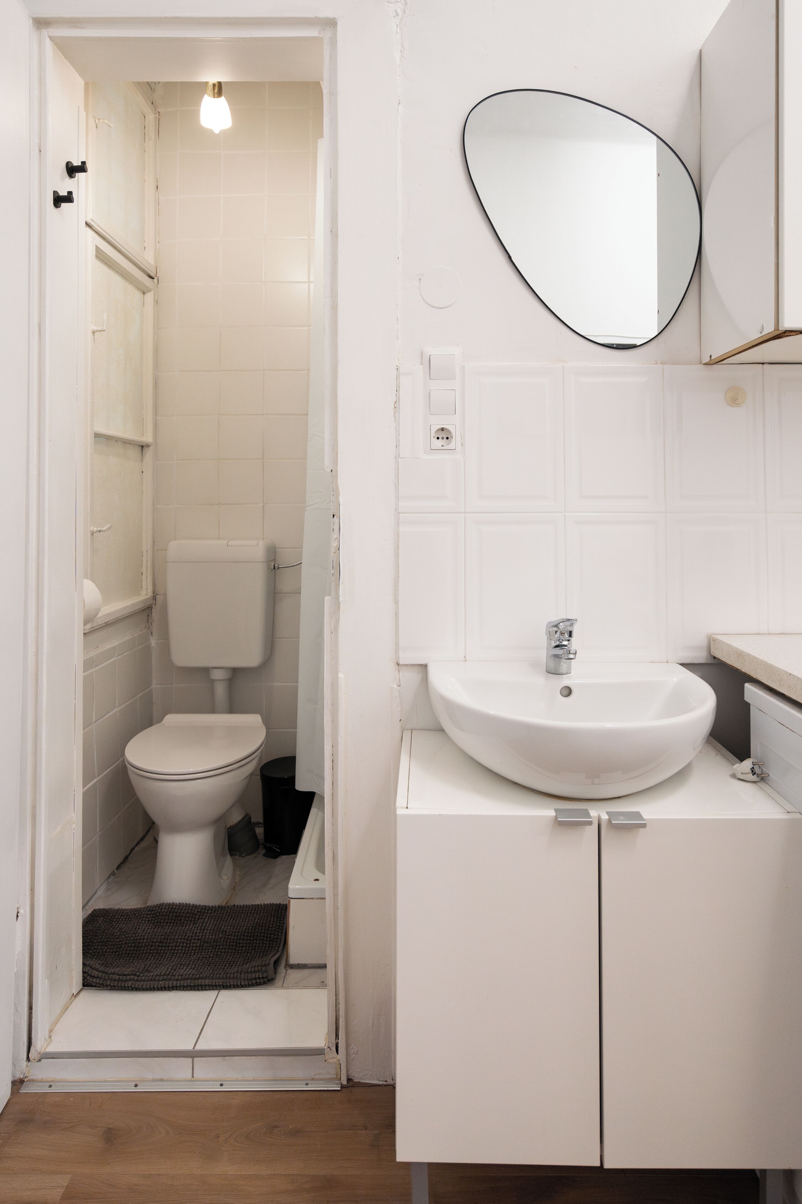 Ein Badezimmer mit Toilette, Waschbecken und Spiegel.