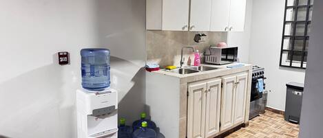 Departamento estándar, 2 habitaciones | Cocina privada | Microondas y cafetera y tetera