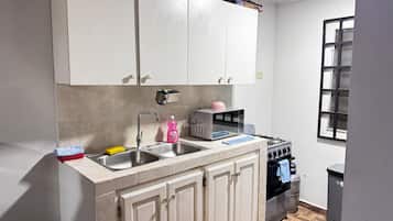 Departamento estándar, 2 habitaciones | Cocina privada | Microondas y cafetera y tetera