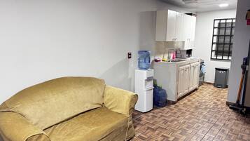 Apartemen Standar, 2 kamar tidur | Area keluarga | Smart TV 50-inci dengan saluran TV digital