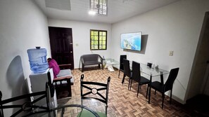 Appartement familial, 2 chambres | Aire de séjour | Téléviseur connecté de 50 po avec télévision numérique