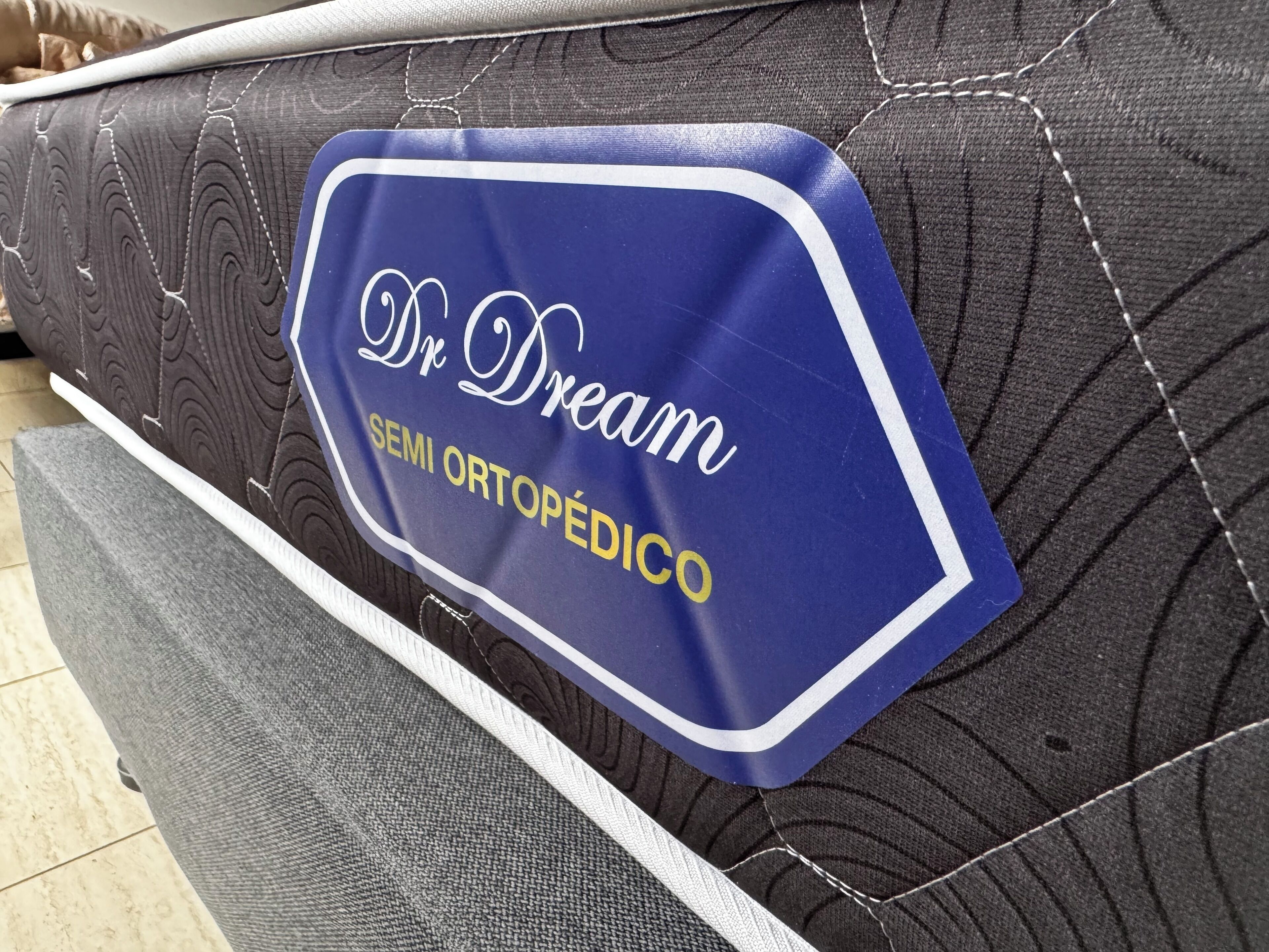 A mattress with a label that reads "Dr Dream SEMI ORTOPÉDICO."