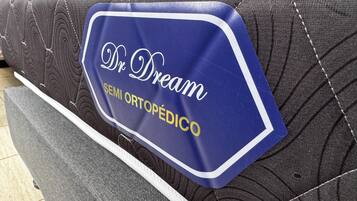 A mattress with a label that reads "Dr Dream SEMI ORTOPÉDICO."