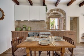 Fridge, oven, stovetop, coffee/tea maker - Vasileios Moments-Rita (Rodos)