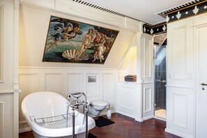 Shower, towels - Holiday Home 'Ferienhaus Barockhaus Fulda' with Private Terrace, Private Garden and Wi-Fi (Petersberg)