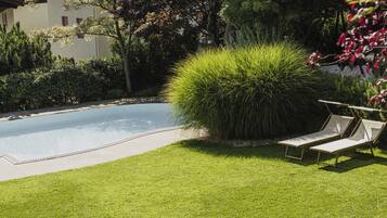 Innenpool, 2 Außenpools, Sonnenschirme, Liegestühle