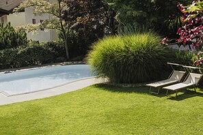 Innenpool, 2 Außenpools, Sonnenschirme, Liegestühle