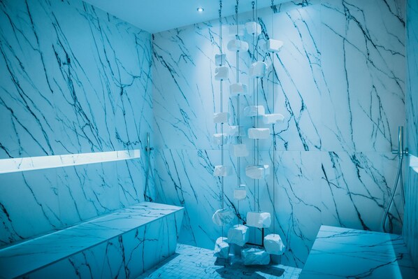 Sauna, steam room, 2 treatment rooms, massages