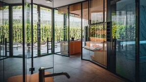 Un interior moderno con grandes puertas de vidrio que dan a un jardín exterior.