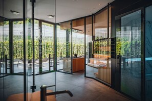 Sauna, steam room, 2 treatment rooms, massages
