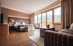 In-room safe, desk, laptop workspace, soundproofing - Klein Fein Hotel Anderlahn (Parcines)