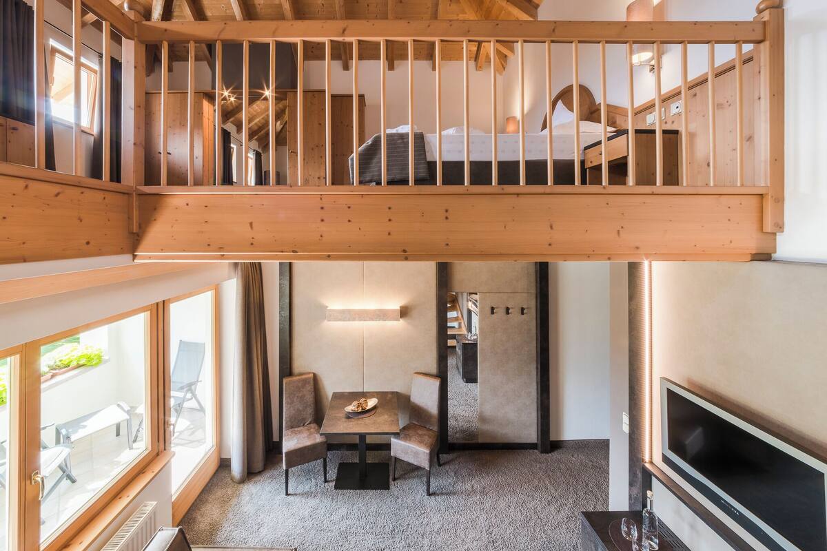 Signature Room | In-room safe, desk, laptop workspace, free WiFi