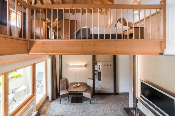 Signature-Zimmer | Zimmersafe, Schreibtisch, laptopgeeigneter Arbeitsplatz