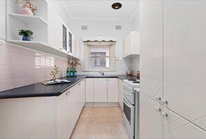Fridge, microwave, oven, stovetop - 'Tranquil Home: City, Beach, Airport' (Bexley North)