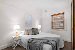 2 bedrooms, iron/ironing board, WiFi, bed sheets - 'Tranquil Home: City, Beach, Airport' (Bexley North)