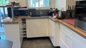 Een microgolfoven, een oven, een kookplaat, een vaatwasser