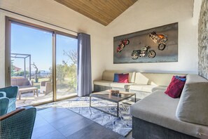 Apartament bàsic | Sala d'estar | Televisor intel·ligent de 43 polzades amb canals per cable 