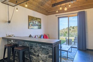 Brava | Cocina básica privada | Frigorífico pequeño y hervidor eléctrico