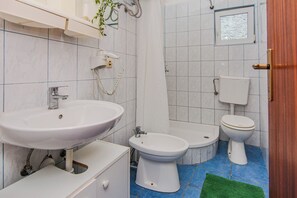 Appartement, vue cour intérieure | Salle de bain