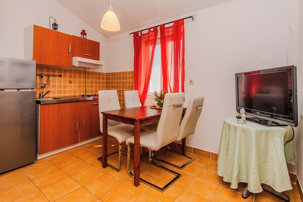 Appartement, vue cour intérieure | Cuisine privée | Cafetière/bouilloire, bouilloire électrique