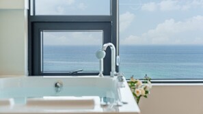 Een badkamer met uitzicht op de oceaan.
