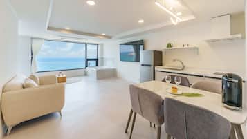 Habitación básica, 2 habitaciones (Room 501 (Full Ocean View / Spa)) | 1 dormitorio y wifi gratis