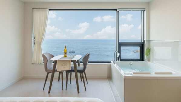 Chambre de base, 1 chambre (Room 303 (Full Ocean View / Spa)) | 1 chambre, accès au Wi-Fi (inclus)